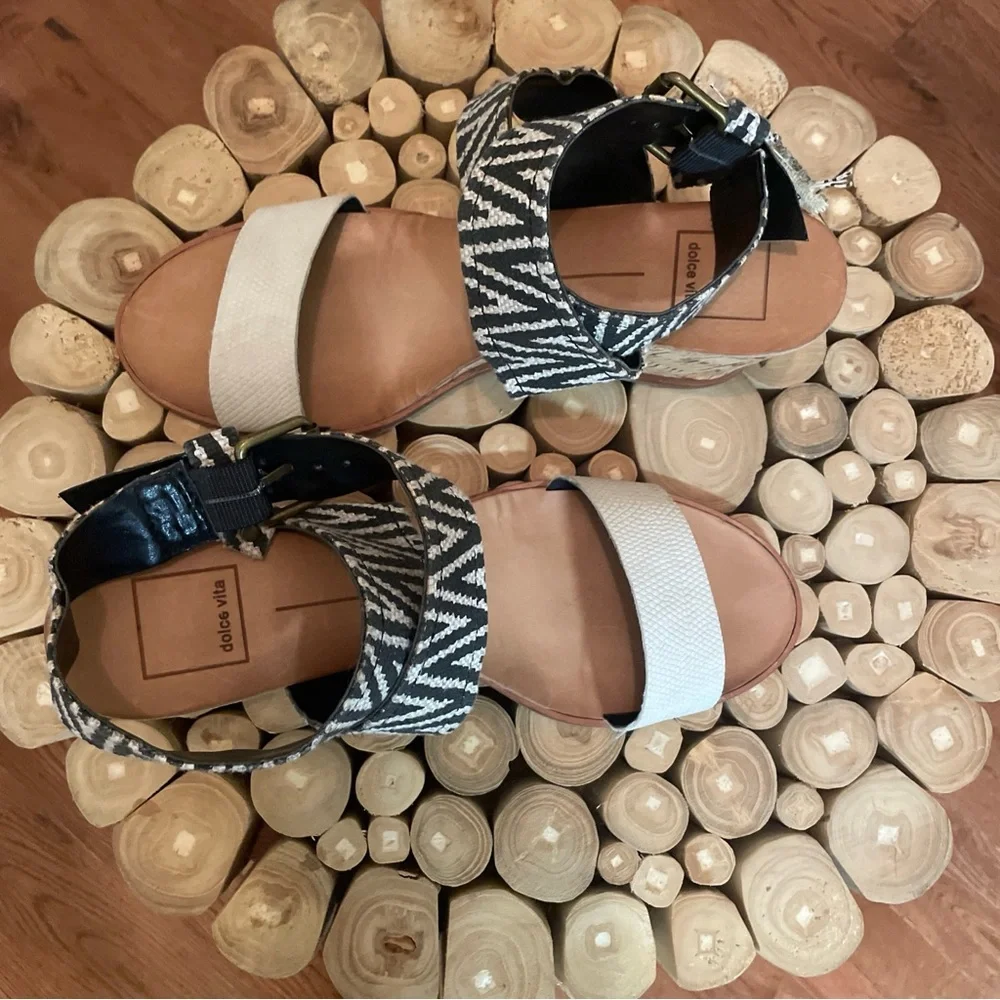 Dolce Vita Cork Wedge 2.5” Heel Ankle Buckle Strap Black & White Sandals Sz 8 - Picture 2 of 9